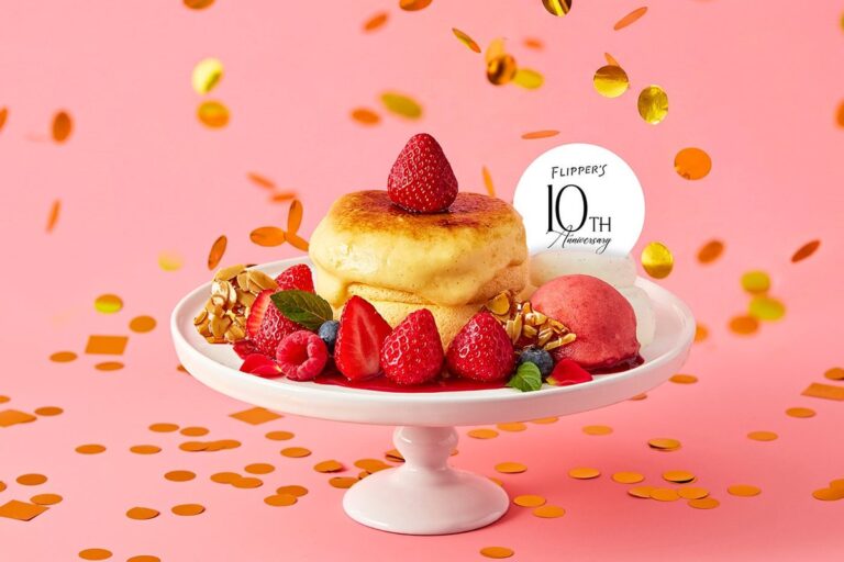 奇跡のスフレパンケーキ「FLIPPER’S」10周年記念 顧客投票で選ばれた「いちごのブリュレ パンケーキ」登場